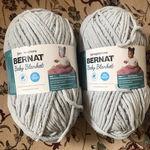 2 skeins of 10.5 oz each in the color gray chill